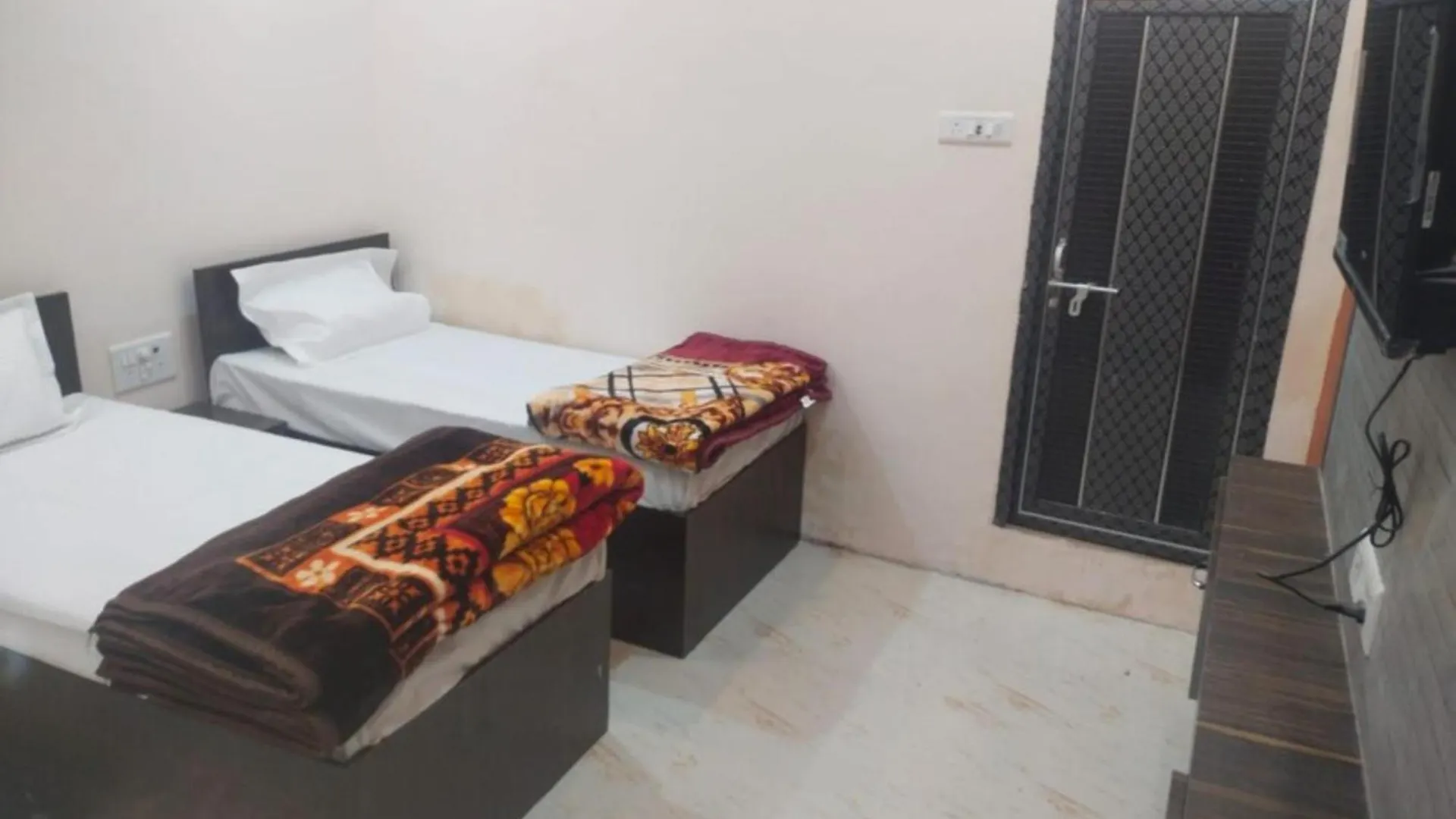 Goroomgo Varanasi Paradise Varanasi - Parking & Restaurant Available - Perfect Location And Comfortable Room