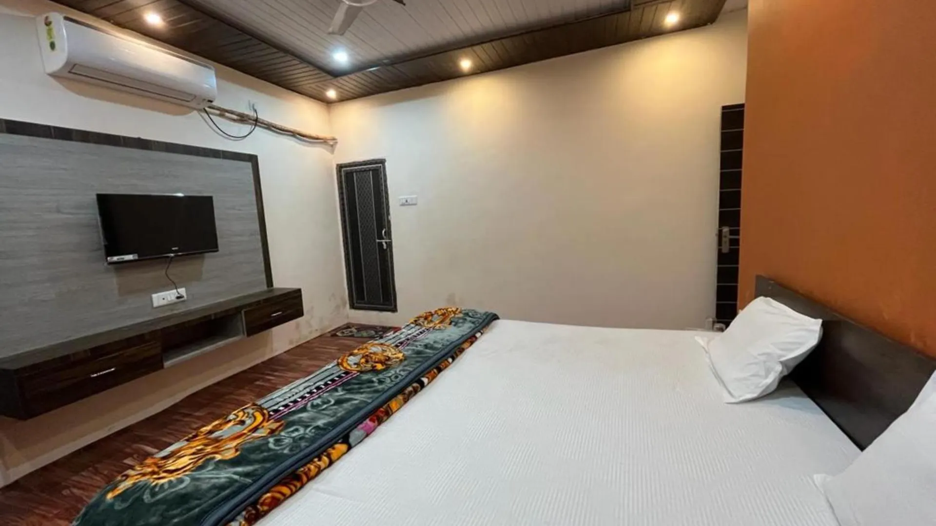 Goroomgo Varanasi Paradise Varanasi - Parking & Restaurant Available - Perfect Location And Comfortable Room