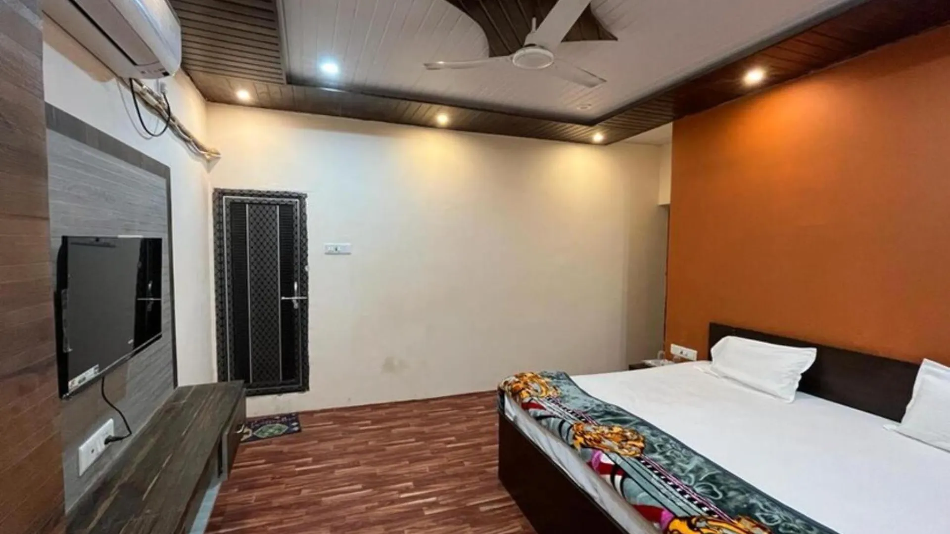 Goroomgo Varanasi Paradise Varanasi - Parking & Restaurant Available - Perfect Location And Comfortable Room 0*,  인도