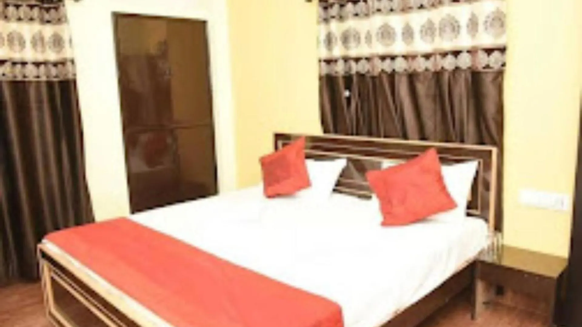 Goroomgo Varanasi Paradise Varanasi - Parking & Restaurant Available - Perfect Location And Comfortable Room