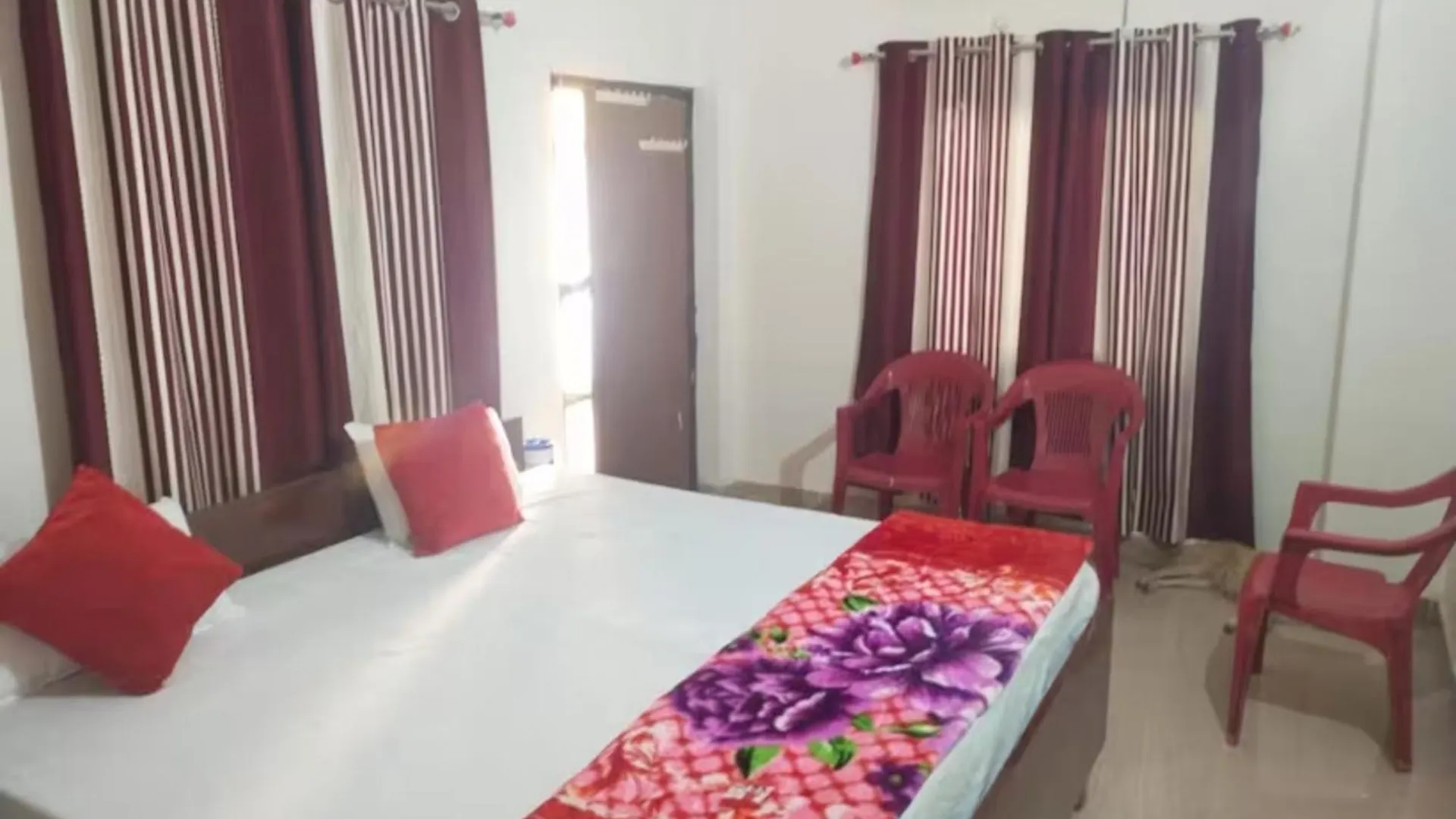 Goroomgo Varanasi Paradise Varanasi - Parking & Restaurant Available - Perfect Location And Comfortable Room 0*,  India