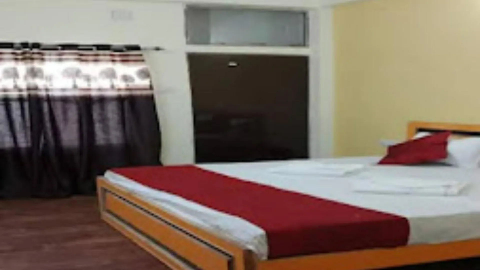 Goroomgo Varanasi Paradise Varanasi - Parking & Restaurant Available - Perfect Location And Comfortable Room
